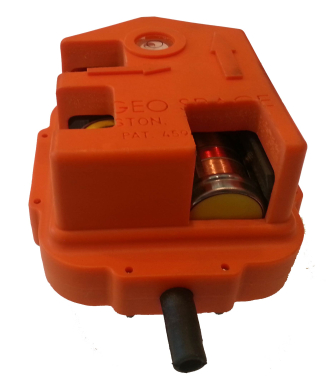 Геофондары бар үш бөліктен тұратын (X,Y,Z) GS-3C корпусы